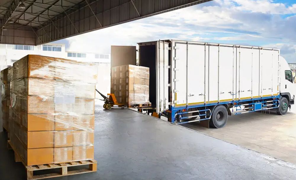 Carga de mercancía Cargando cajas camión distribución productos